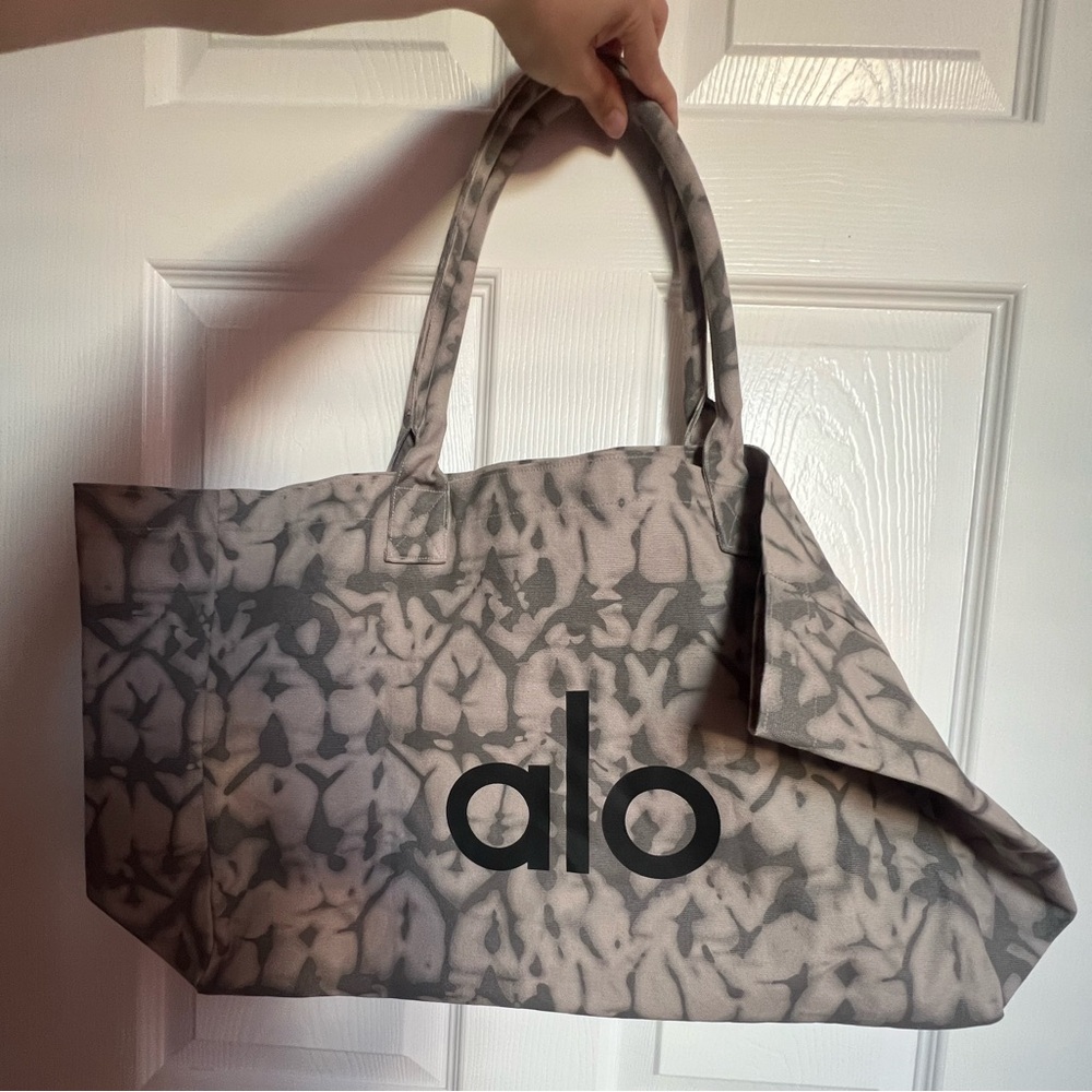 ALO Yoga Patterned Tote Bag in Gray and Black